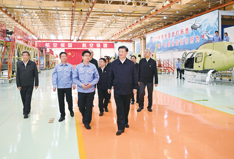 2023年10月10日至13日，中共中央总书记、国家主席、中央军委主席习近平在江西考察。这是11日上午，习近平在景德镇市昌河飞机工业（集团）有限公司考察。 新华社记者 燕雁/摄