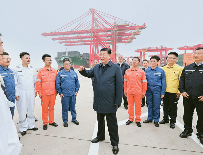 2024年5月22日至24日，中共中央总书记、国家主席、中央军委主席习近平在山东考察。这是22日下午，习近平在日照港亲切慰问港口科技工作者、运营人员、航运人员。 新华社记者 谢环驰/摄
