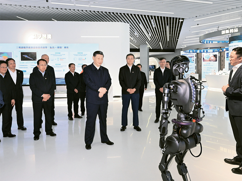 2023年11月28日至12月2日，中共中央总书记、国家主席、中央军委主席习近平在上海考察。这是11月28日下午，习近平在浦东新区张江科学城参观上海科技创新成果展。 新华社记者 谢环驰/摄