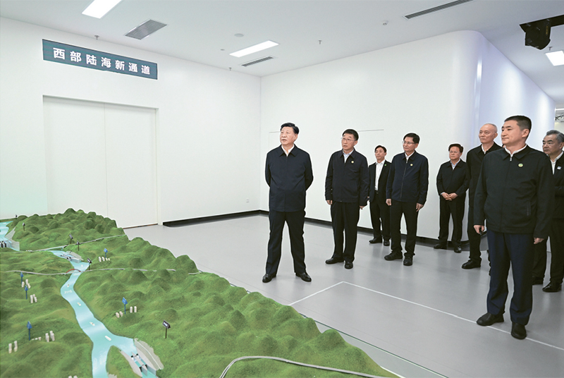2023年12月14日至15日，中共中央总书记、国家主席、中央军委主席习近平在广西考察。这是14日上午，习近平在南宁市考察中国—东盟信息港股份有限公司，结合平陆运河沙盘听取西部陆海新通道骨干工程建设汇报。 新华社记者 谢环驰/摄